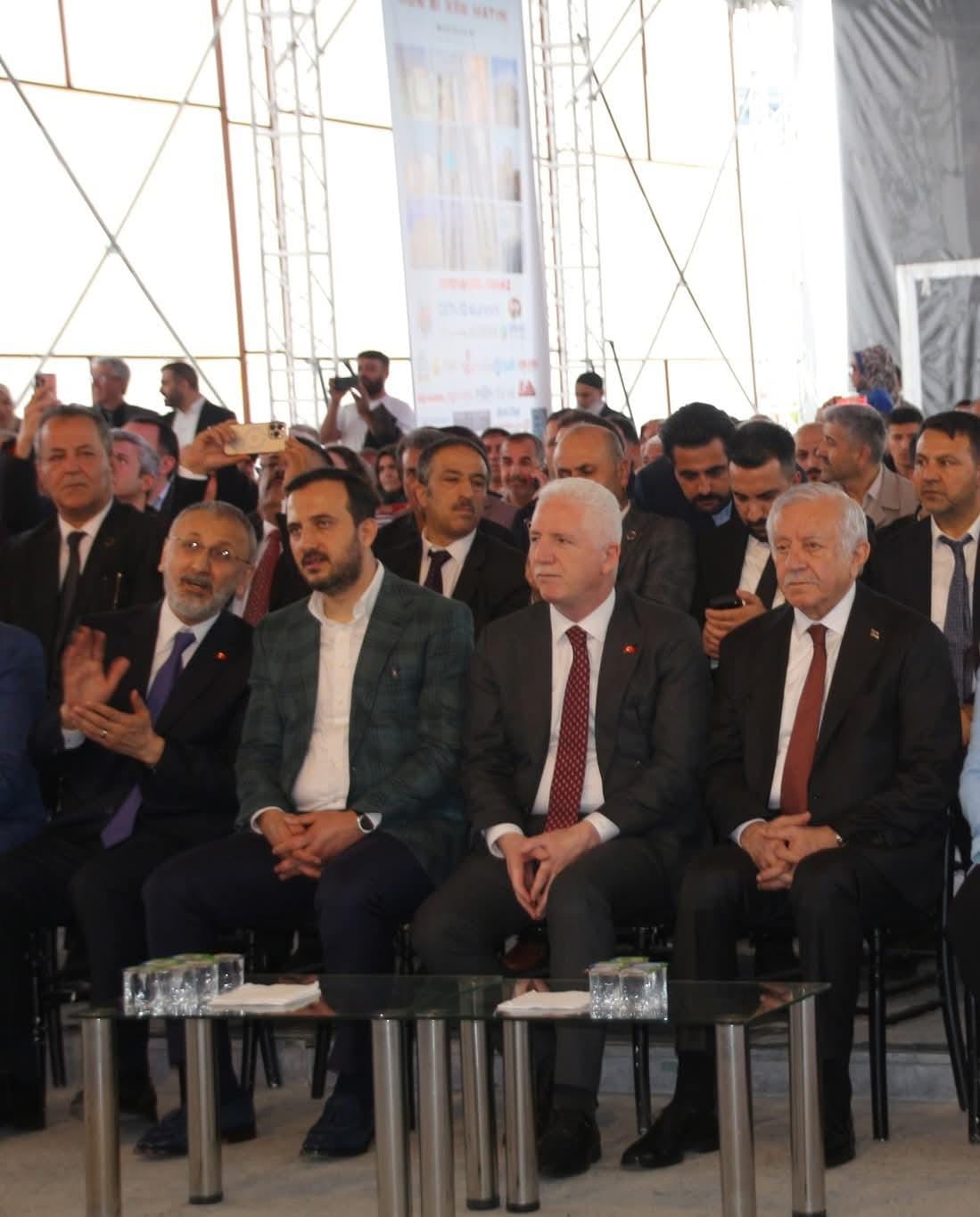Yanında Ak Parti İstanbul İl Başkanı Onun Yanında İstanbul Valisi Davut GÜL Onun Yanında Celal Adan MHP'li TBMM Meclis Başkan Vekili